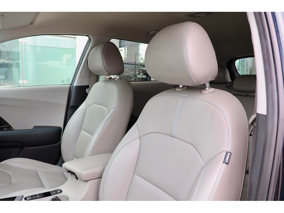 2020 Kia Niro - image 12