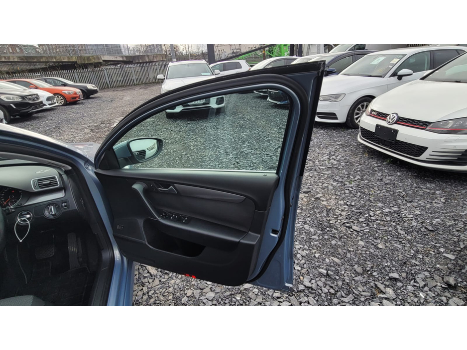 2011 Volkswagen Passat - image 8