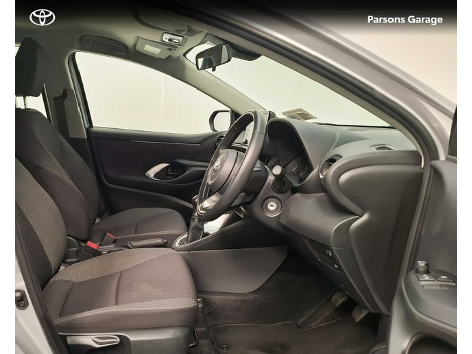 2023 Toyota Yaris - image 8