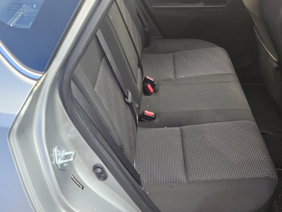 2013 Toyota Auris - image 8