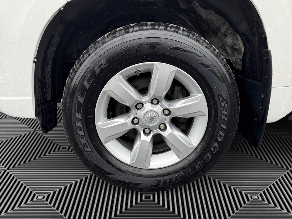 2017 Toyota Landcruiser - image 15