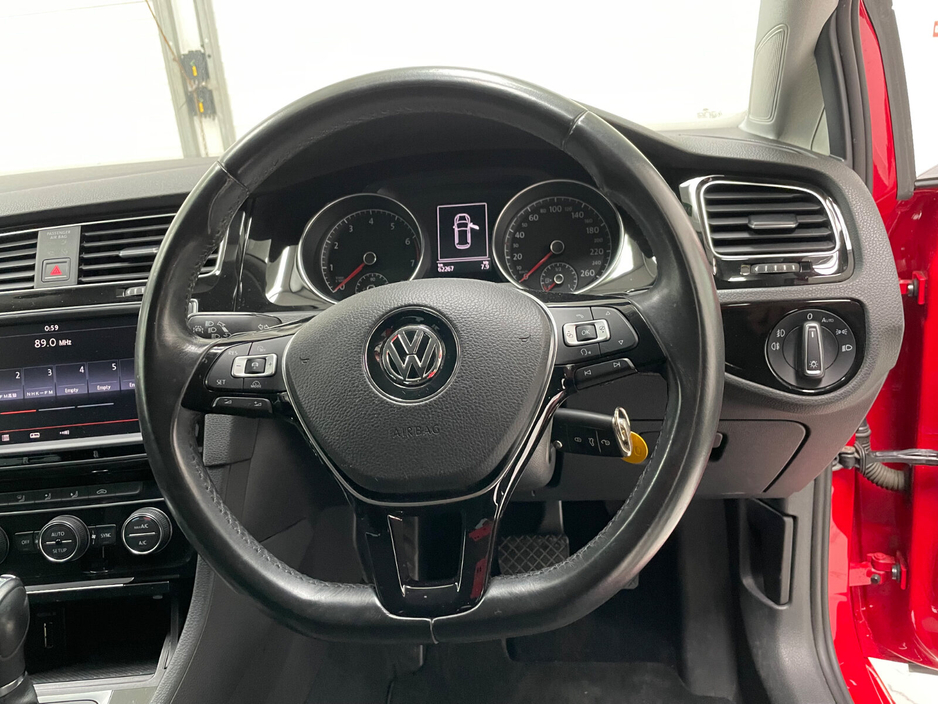 2014 Volkswagen Golf - image 11