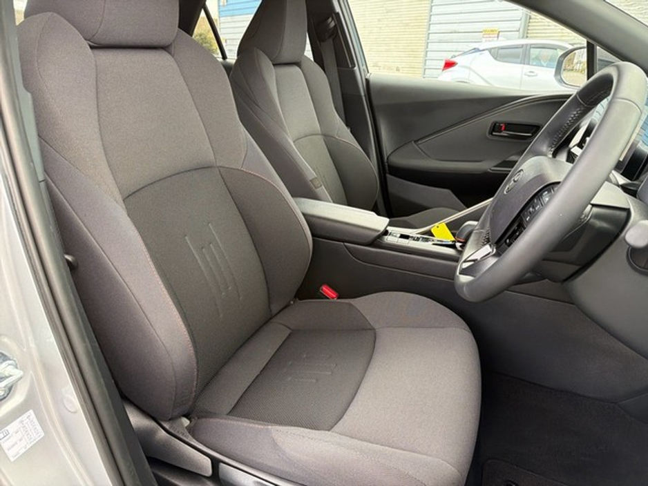 2025 Toyota C-HR SPORT PLUS SIDESTEPS & EXTRAS // HEATED SEATS // APPLE CARPLAY/ANDROID AUTO // SIDE STEPS // WIND DEFLECTORS // FULL WARRANTY €37,945