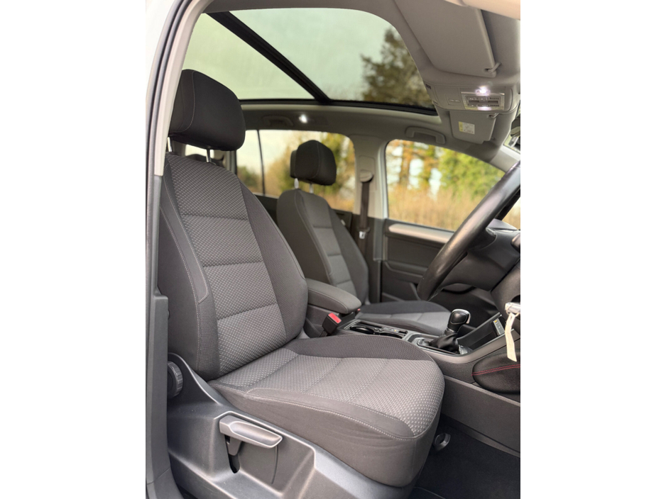 2018 Volkswagen Touran - image 12