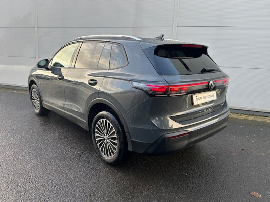 2025 Volkswagen Tiguan - image 3