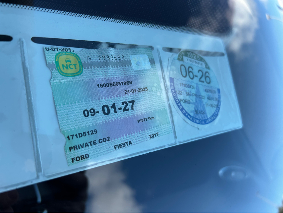 2017 Volkswagen Passat - image 2