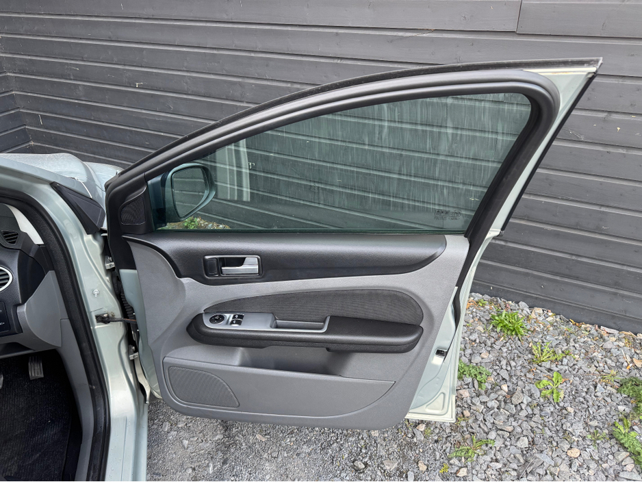 2010 Ford Focus - image 15