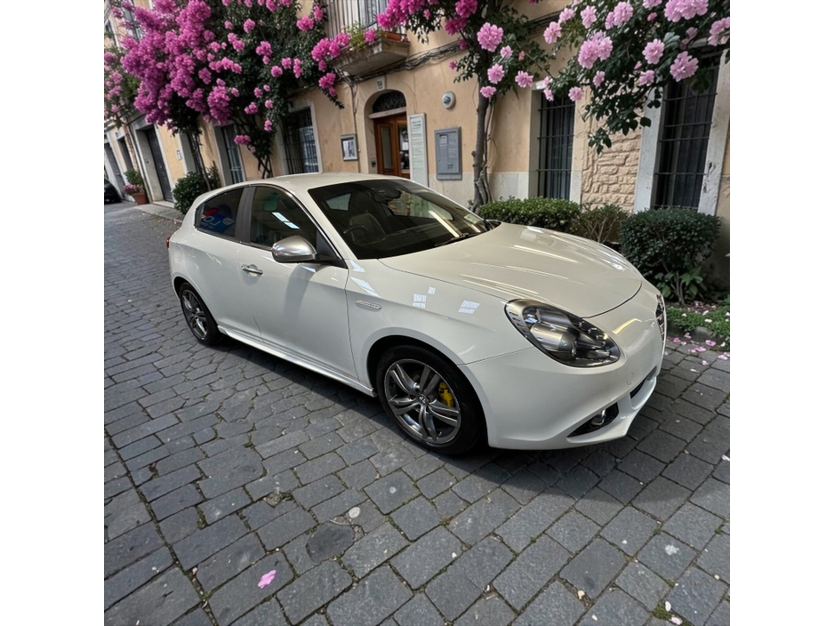 2015 Alfa Romeo Giulietta - image 13
