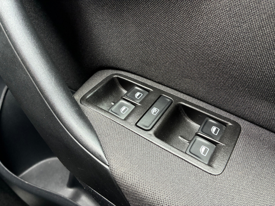 2015 Volkswagen Polo - image 15