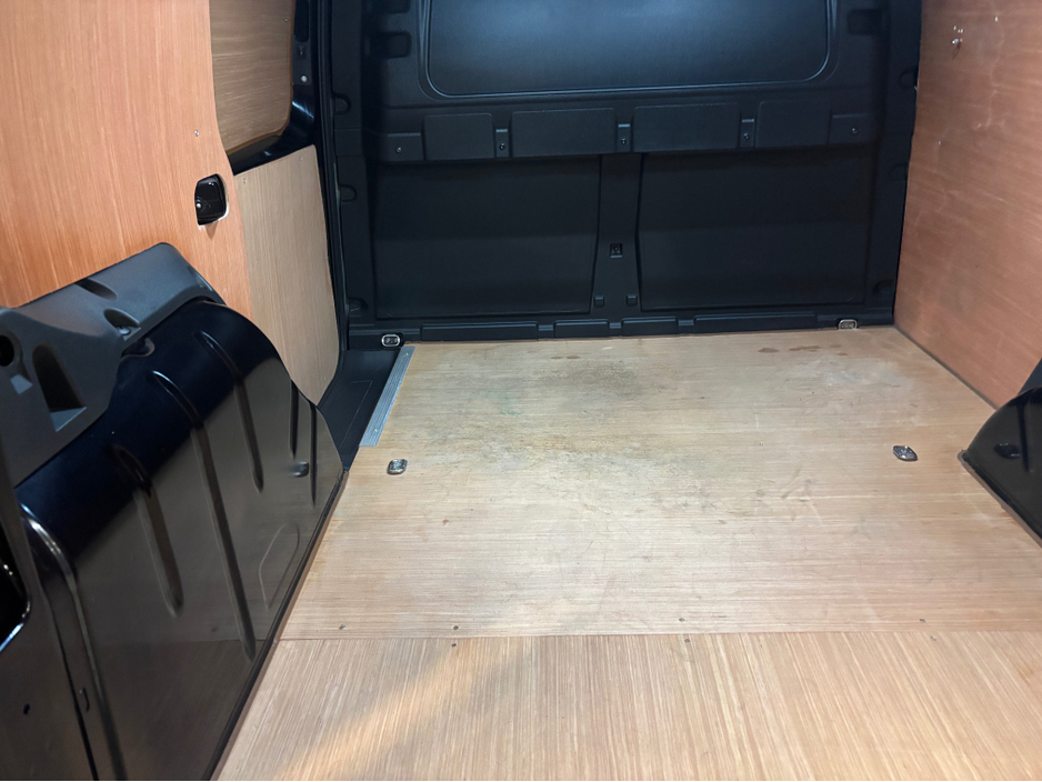 2025 Volkswagen Caddy - image 4