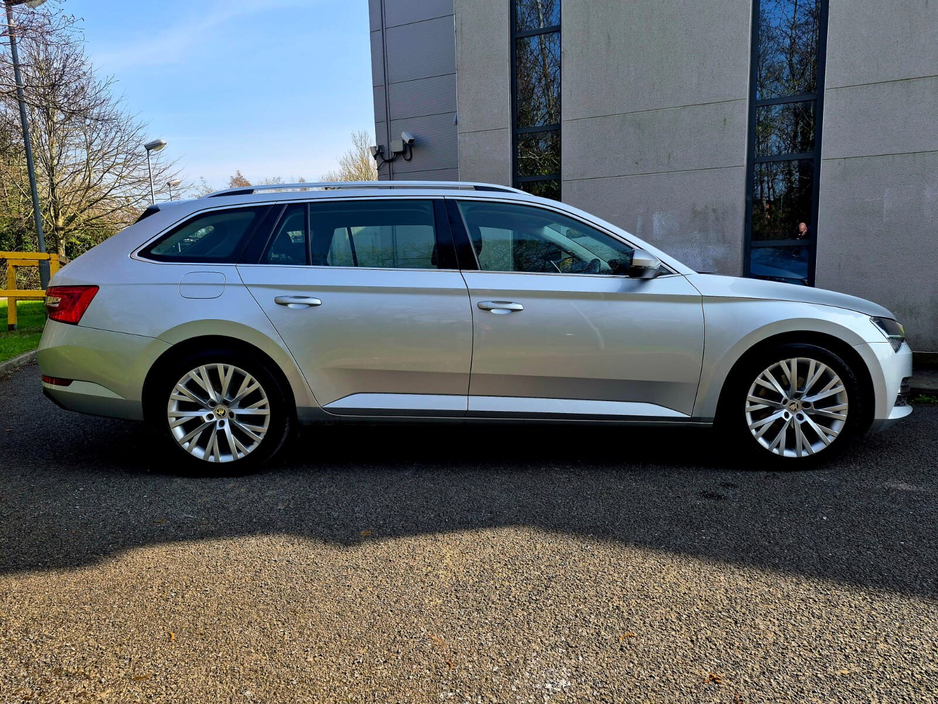 2022 Skoda Superb - image 3