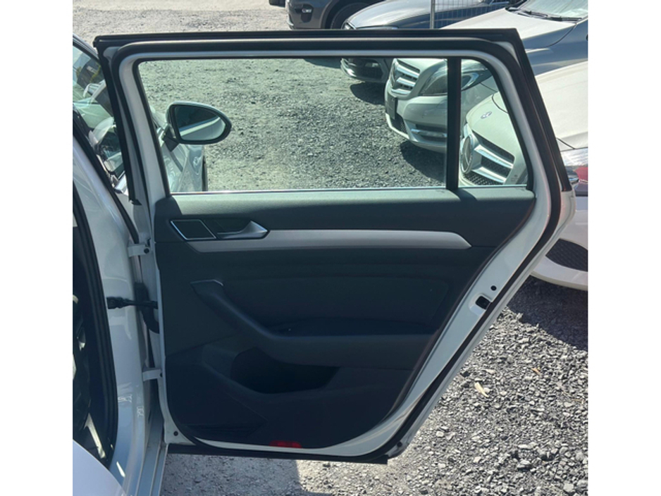 2016 Volkswagen Passat - image 13