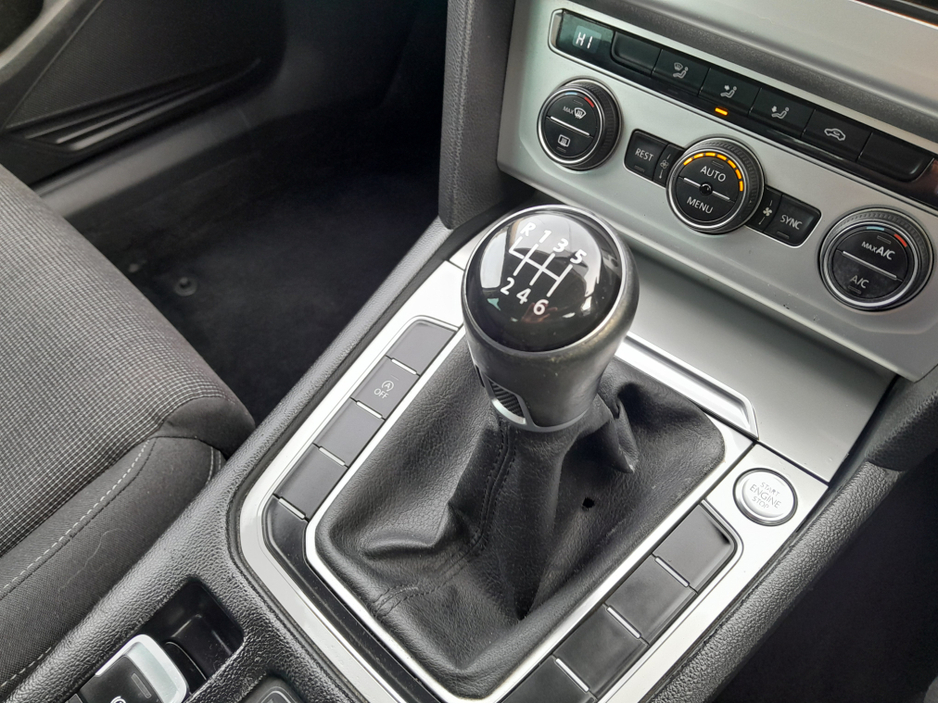 2016 Volkswagen Passat - image 21