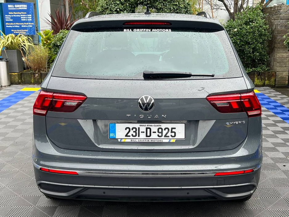 2023 Volkswagen Tiguan LIFE 1.4 HYBRID // DIGITAL CLUSTER // APPLE CARPLAY/ANDROID AUTO // DUAL ZONE CLIMATE CONTROL €31,900