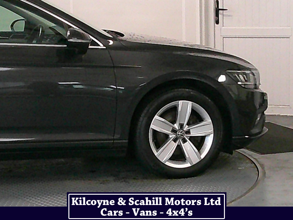 2020 Volkswagen Passat - image 32