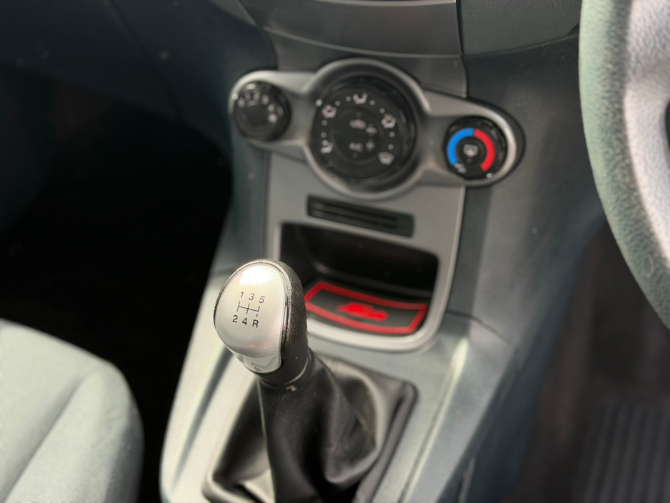2011 Ford Fiesta - image 10