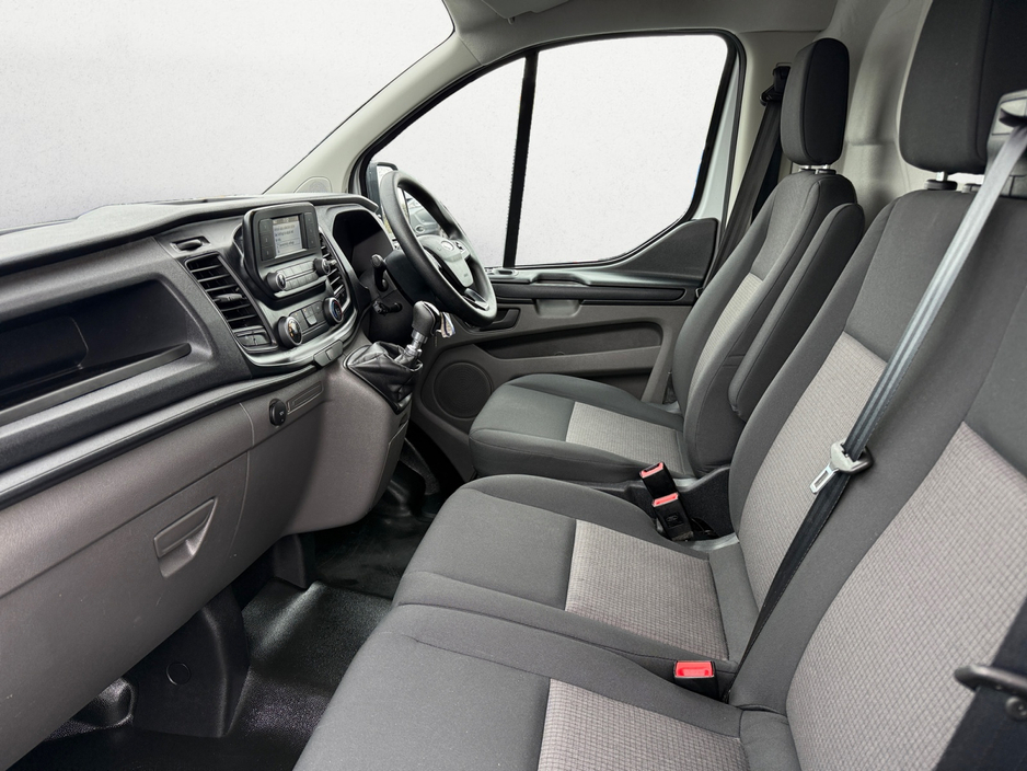 2023 Ford Transit Custom - image 4