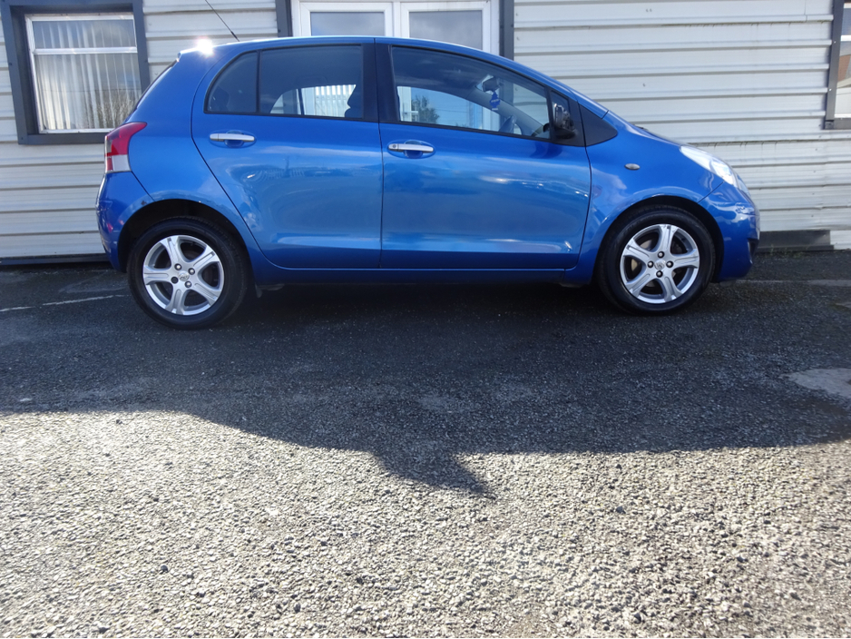 2010 Toyota Yaris - image 8
