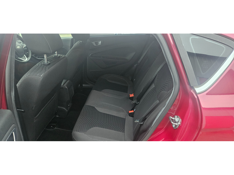 2015 Ford Fiesta - image 30