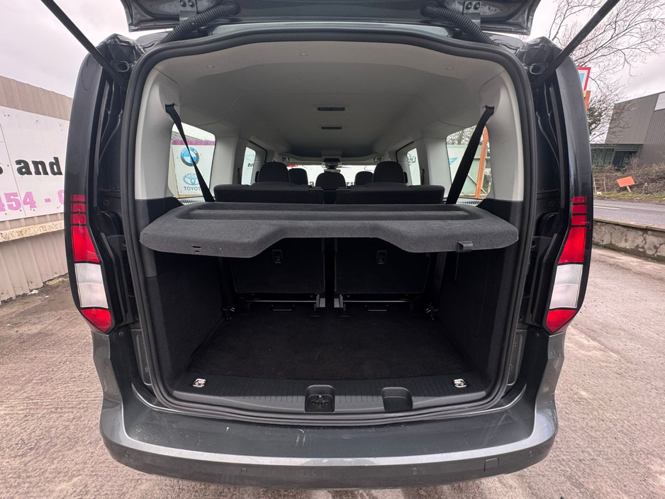 2025 Volkswagen Caddy Maxi Life LIFE TDI 122BHP A7F 5DR A €42,500