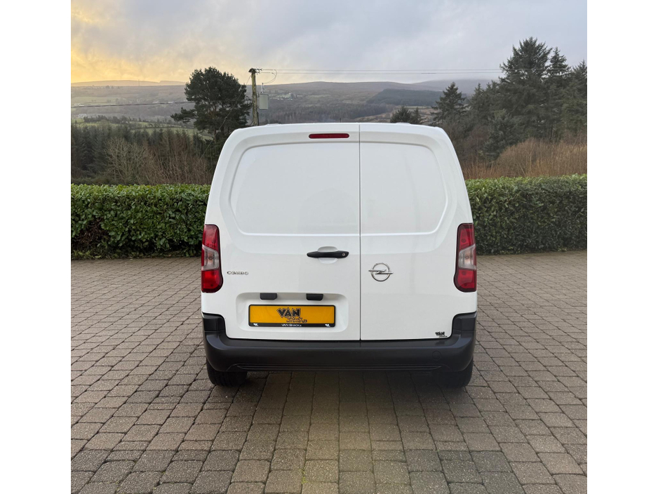 2022 Opel Combo - image 8