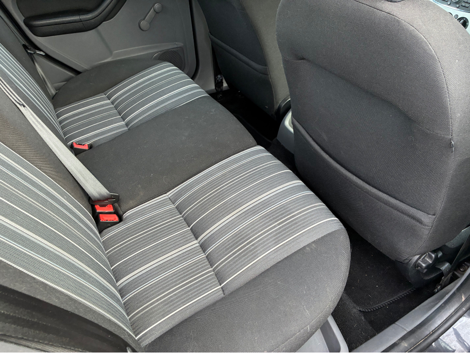 2011 Ford Focus - image 12