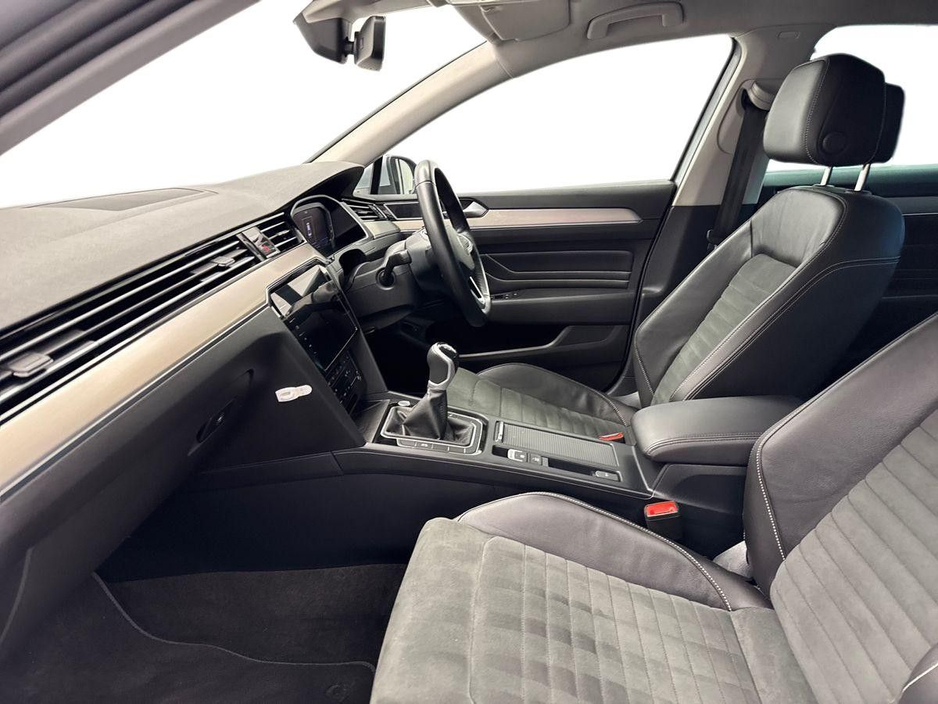 2022 Volkswagen Passat - image 2