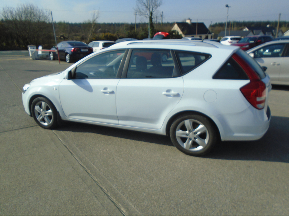 2011 Kia Ceed - image 2