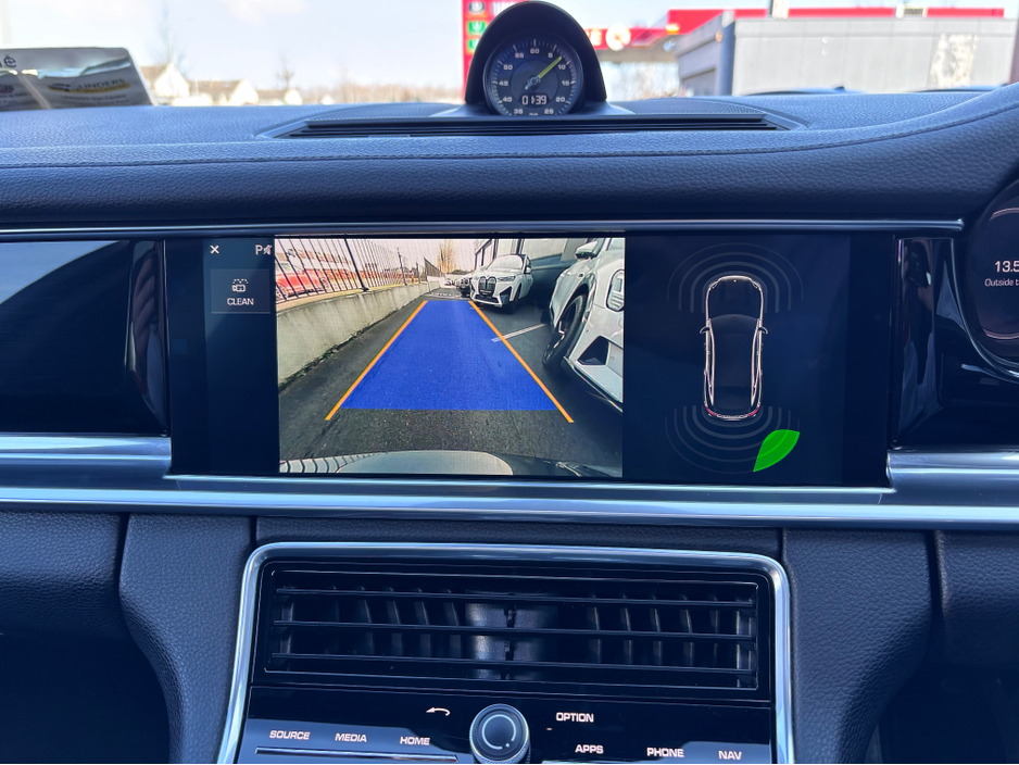 2018 Porsche Panamera - image 11