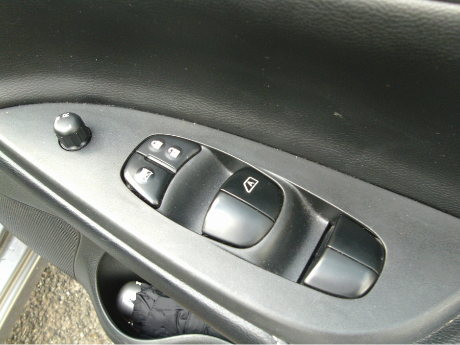 2015 Nissan Pulsar - image 19