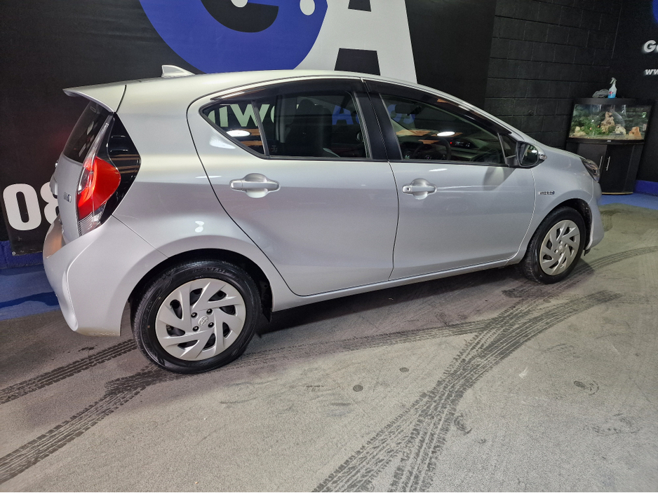 2017 Toyota Aqua - image 10