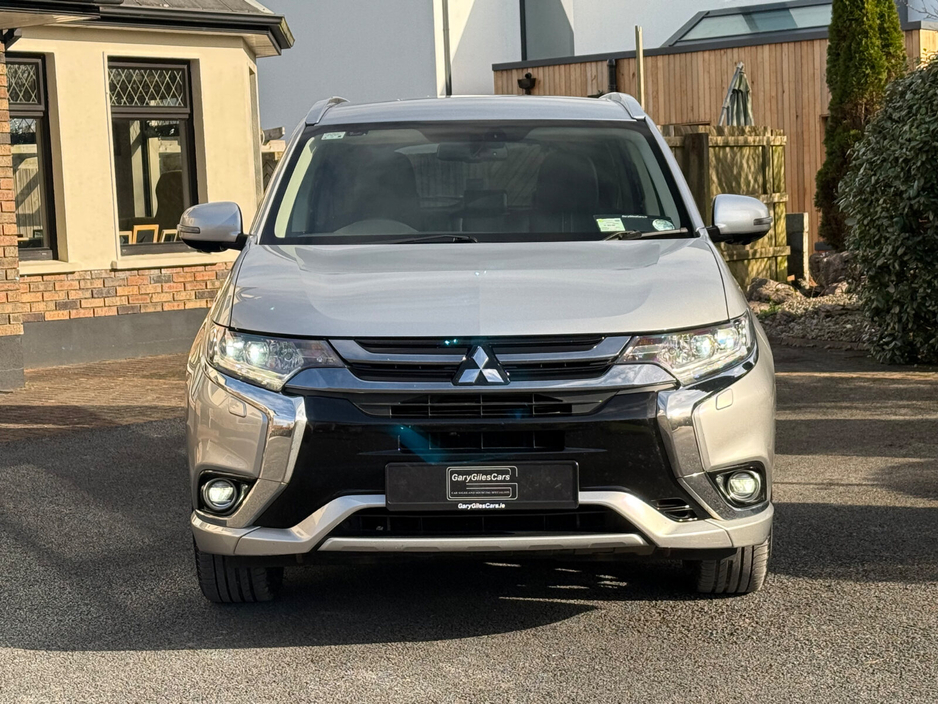 2018 Mitsubishi Outlander - image 2