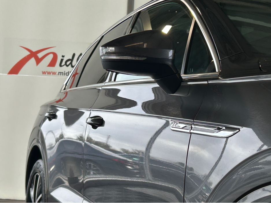 2020 Volkswagen Touareg - image 13