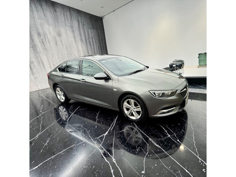 2019 Opel Insignia - image 4