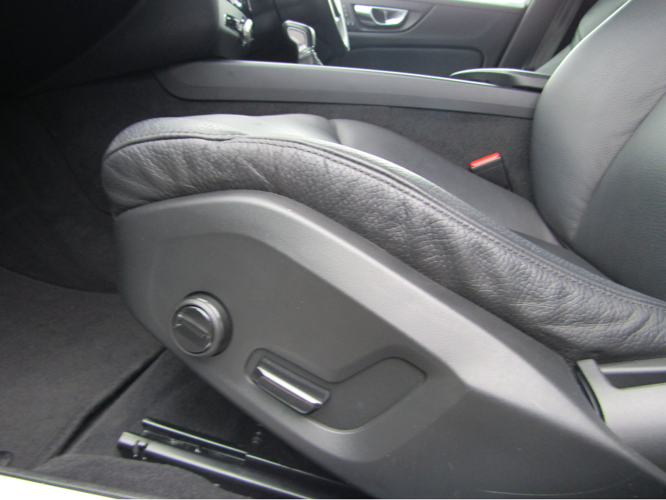 2020 Volvo V60 - image 8