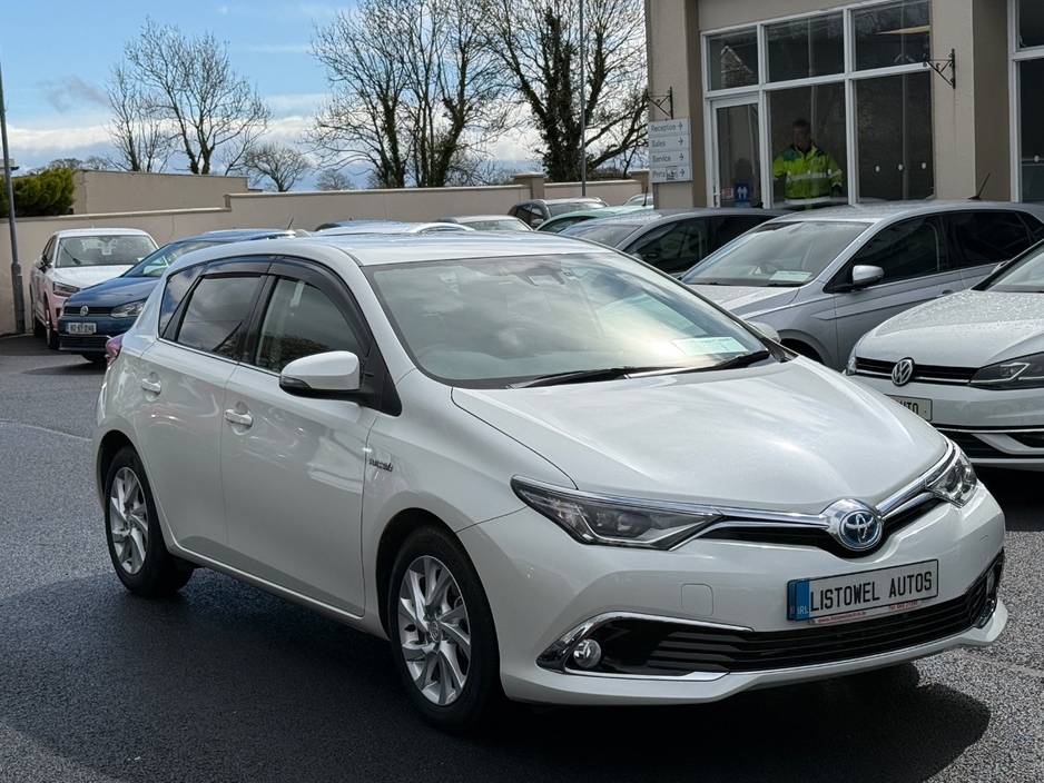 2017 Toyota Auris - image 4