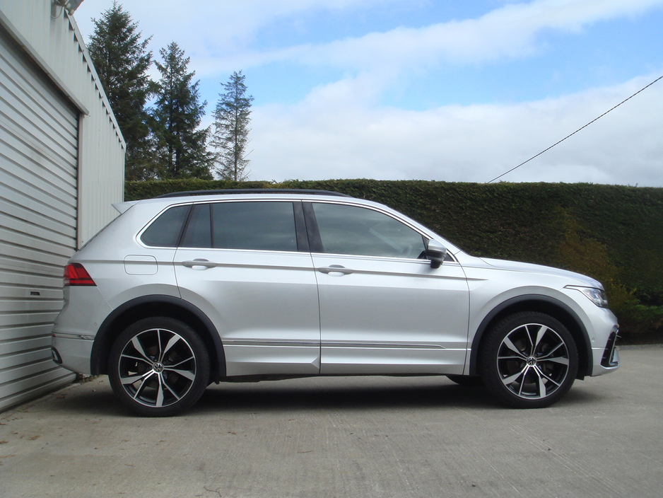 2023 Volkswagen Tiguan - image 2