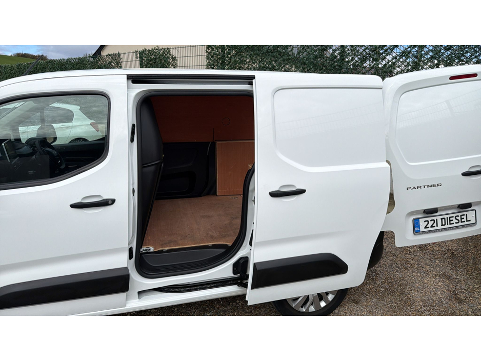 2022 Peugeot Partner - image 9