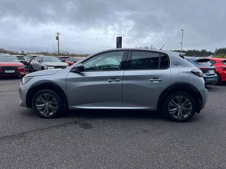 2023 Peugeot 208 - image 3