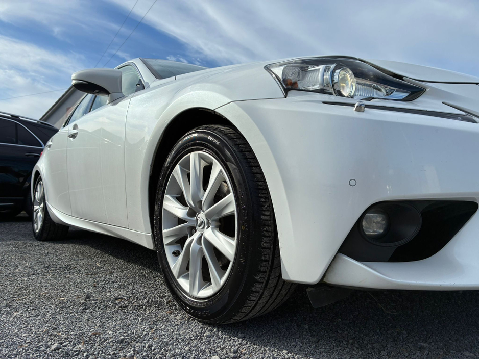 2016 Lexus IS 300 h - image 17