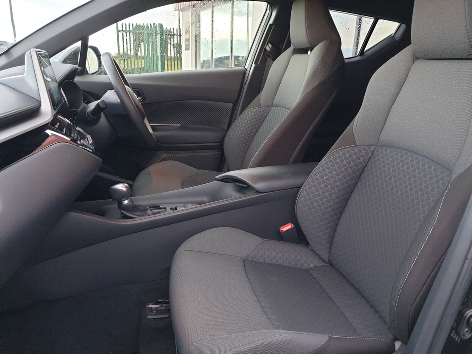 2020 Toyota C-HR - image 12