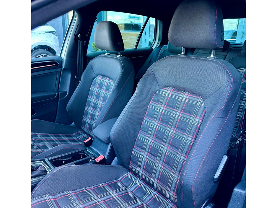 2014 Volkswagen Golf - image 23