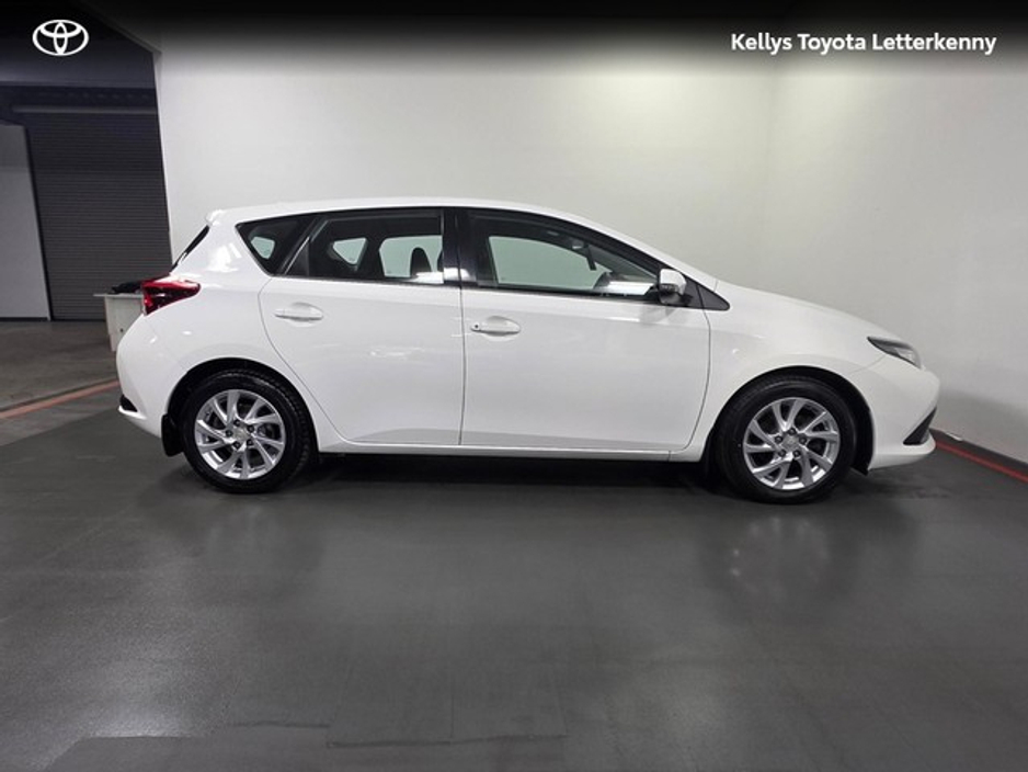 2016 Toyota Auris - image 3