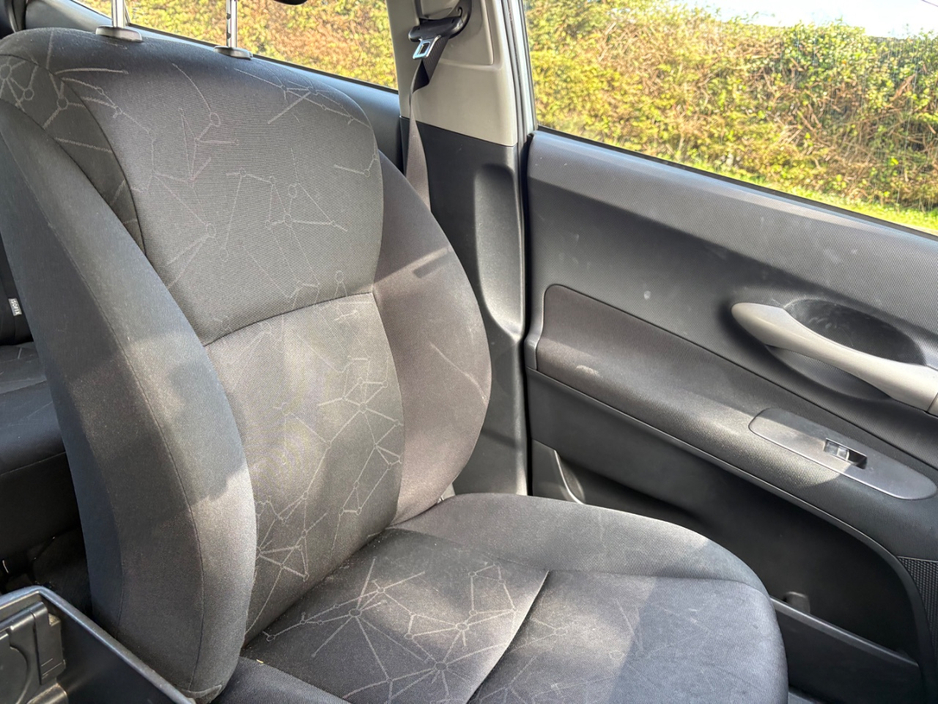 2007 Toyota Auris - image 12