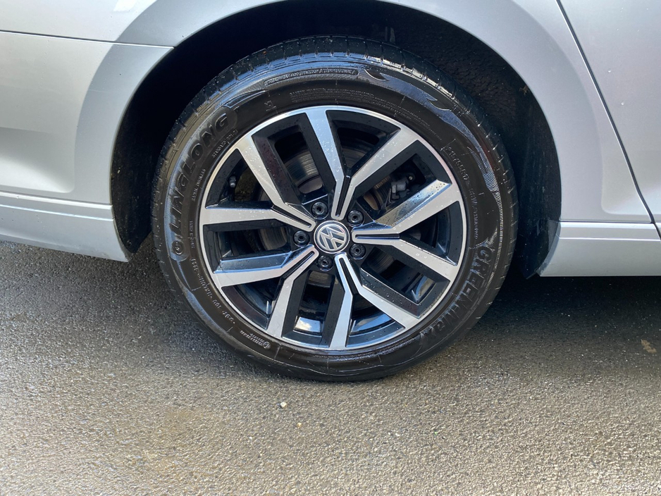 2020 Volkswagen Passat - image 7