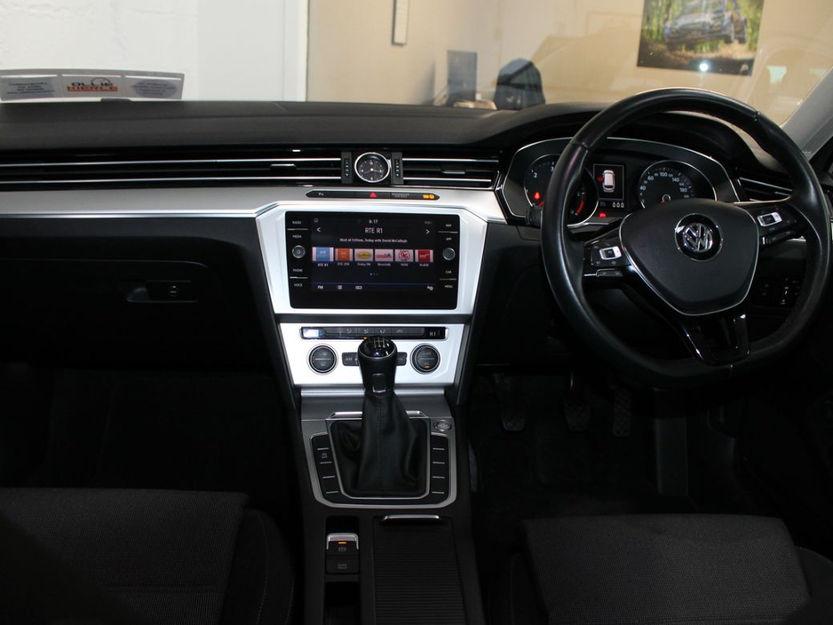 2019 Volkswagen Passat - image 10