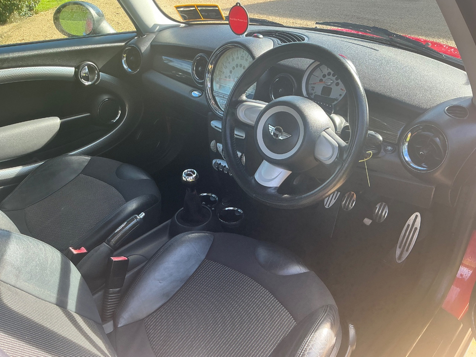 2007 MINI Hatch - image 4