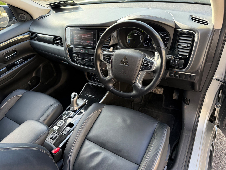 2018 Mitsubishi Outlander - image 11