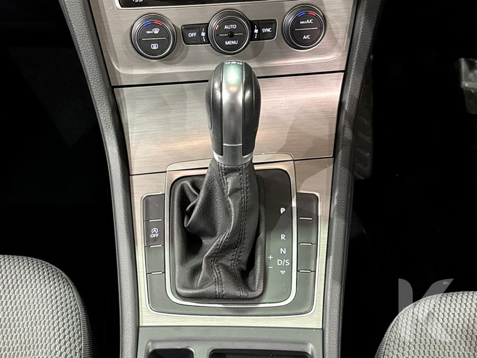 2016 Volkswagen Golf - image 15