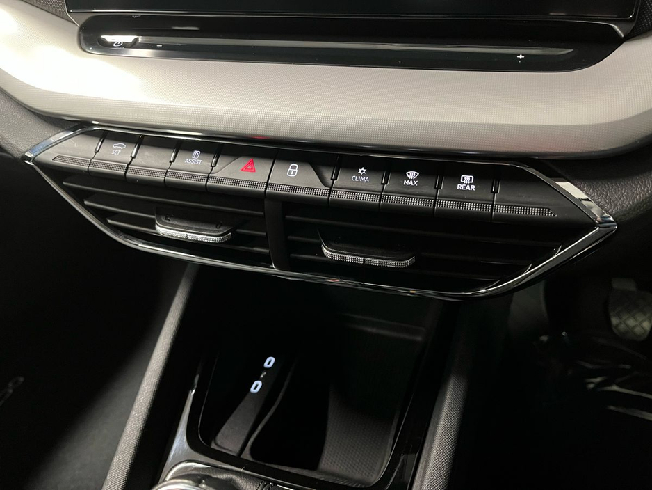 2023 Skoda Octavia - image 11